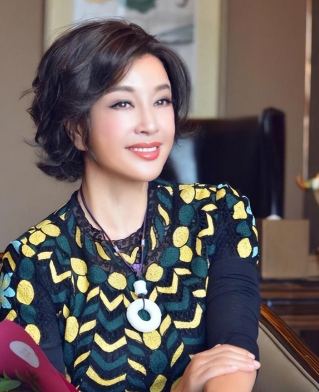 身边从未缺过男人,活到老玩到老,“风流老妖精”刘晓庆现形记