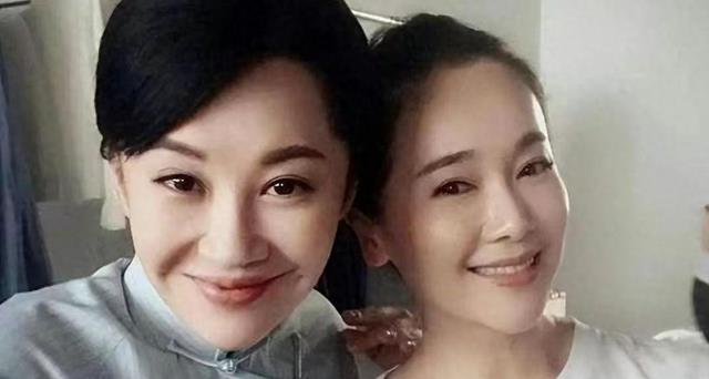 48岁左小青带女儿现身机场,戴“大妈”丝巾美得高级,女儿很漂亮