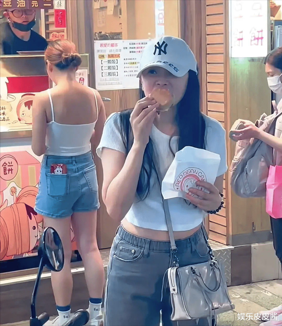 56岁伊能静带女儿回娘家!母女逛街吃路边摊,背影如同姐妹