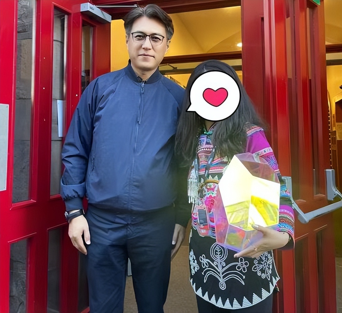 47岁靳东英国被偶遇:白头发啤酒肚,网友直呼“真成老干部了”