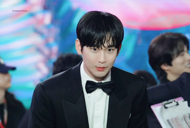 宋慧乔宋仲基重逢!一个台上颁奖!一个台下凝望!粉丝终于释怀了