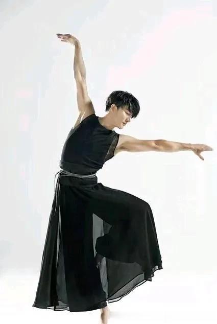 来看看黄轩颜值巅峰时期,他的身上散发艺术气息。