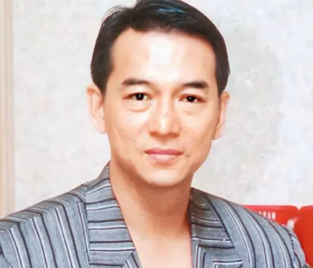 他曾是一代打星，与成龙平起平坐，55岁猝死家中，九天才被人发现