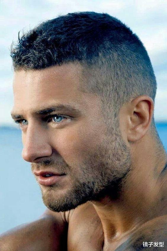 50岁以上的男士，发型这样剪，花白头发也帅气