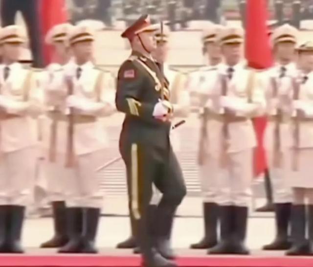 国旗护卫队领队身材发福走样,大肚腩引起吐槽,网友说:伙食真好