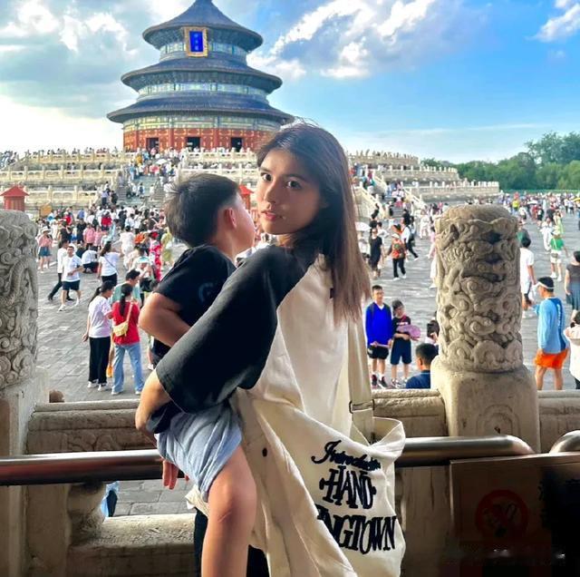 苏醒老婆发文晒度假照69元泳衣太出片身材抢镜大儿子侧颜神似苏醒