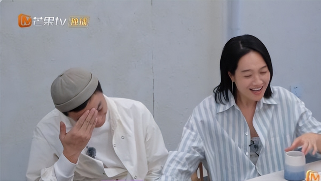 周一围换发型如换头,帅气逼人太有魅力了,朱丹挽手甜笑一脸幸福