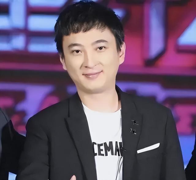 懒懒为王思聪庆37岁生日，酒店内吹蜡烛吃蛋糕，一起品尝35万海胆