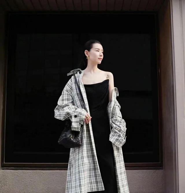 董洁晒新年穿搭，不愧是靠颜值与才华饭吃，品味一如既往的高级！