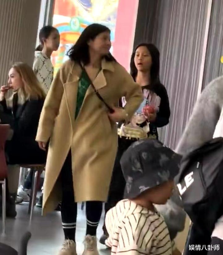 甜馨近照被曝！贾乃亮陪她游玩欢乐谷，11岁甜馨越大越像李小璐