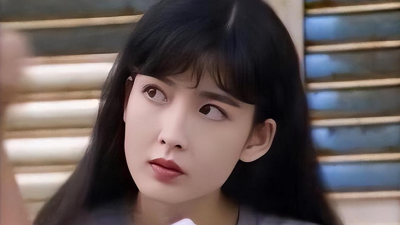 57岁周慧敏街头现身，因行动不便被扶，周围无路人围观令人意外！