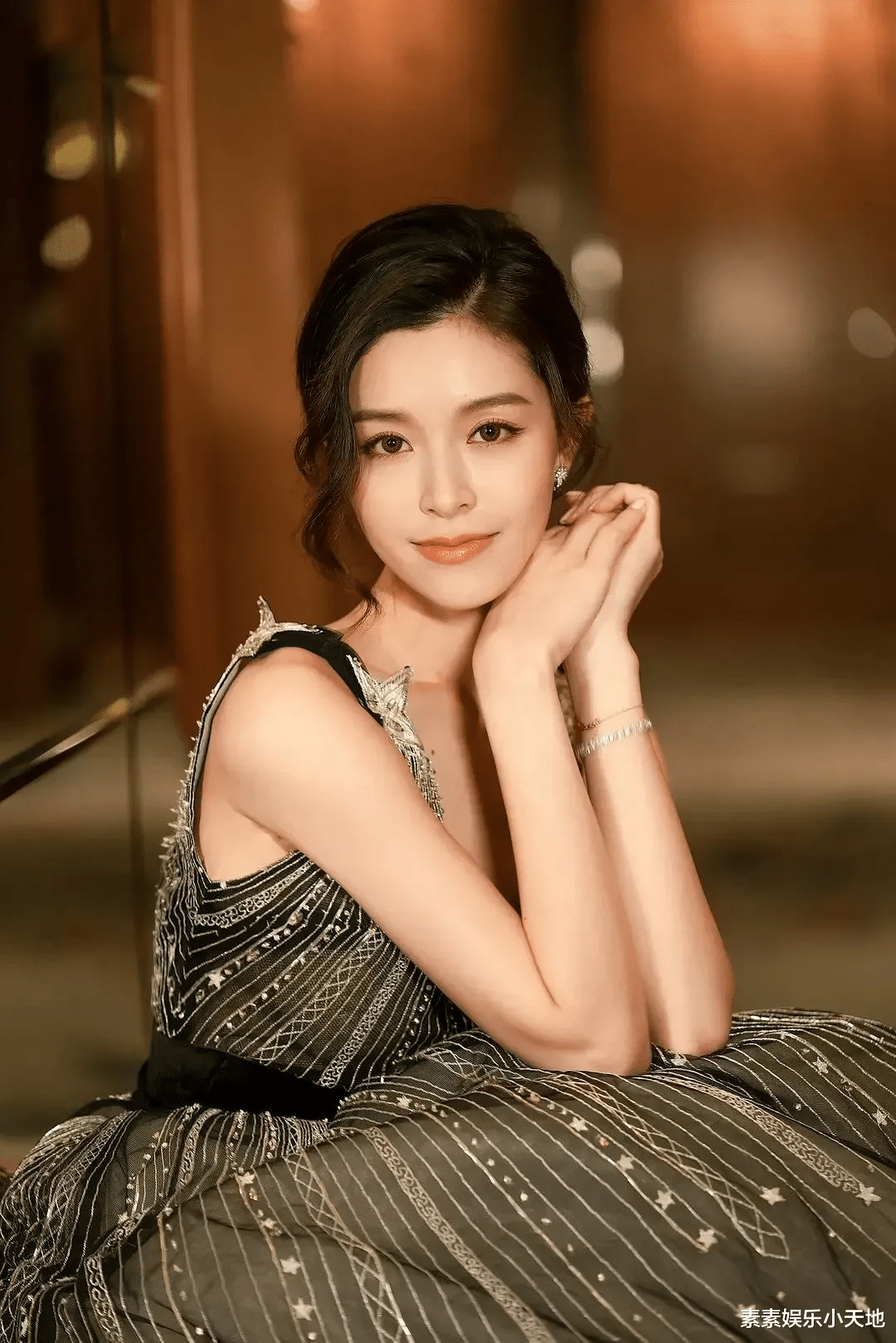 文咏珊吴千语程晓玥上海聚会,姐妹穿黑色吊带,像电影里的场面