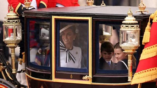 夏洛特亮相阅兵仪式，眼神霸气超有范，像极了曾祖母伊丽莎白女王