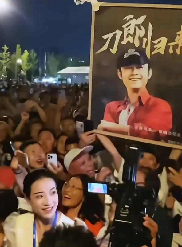 真低俗还是假专业?一场演唱会,台上几度哽咽,台下帮唱呐喊!