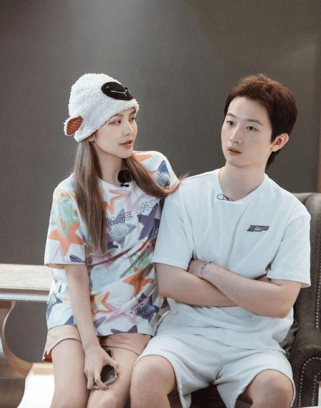 周扬青说韩雪倚老卖老,说何洁聒噪,网友:果然有钱不需要情商!