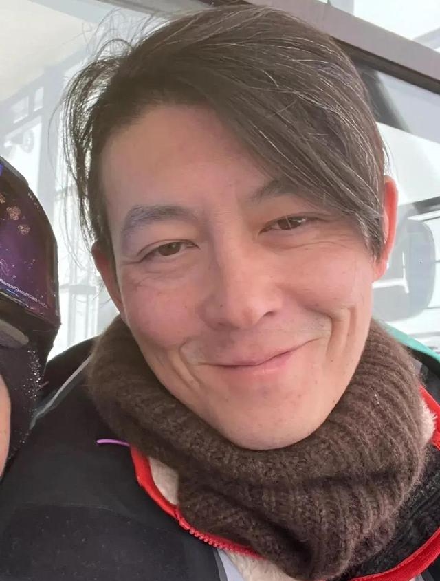 陈冠希晒女儿滑冰照片,遗传爸爸外貌和妈妈身材,笑起来好治愈