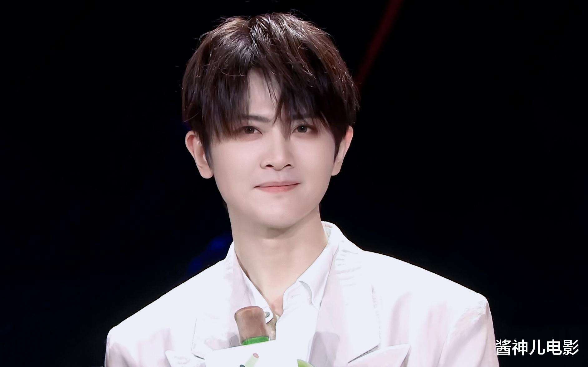 他竟然快40了!还是雷佳音同学!雷佳音却像他父辈,不公平啊