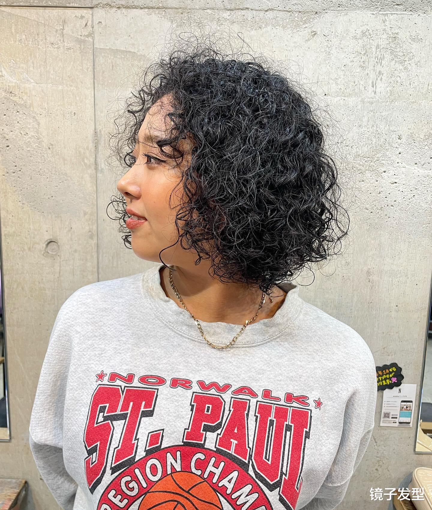 女士发型别乱剪,羊毛卷波波头真不错,洋气又时尚有型