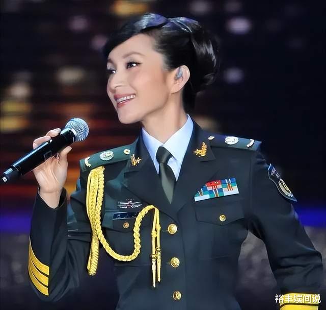 汤灿49岁生日忘情高歌！穿花裙模样大变尽显妩媚，浑身珠宝好富贵