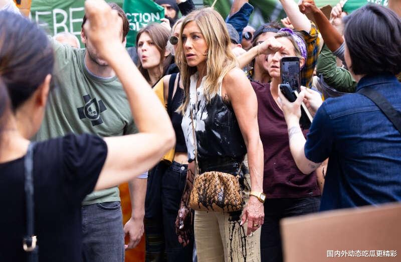 55岁性感女星街头遭泼黑油! 手戴百万金表全毁了