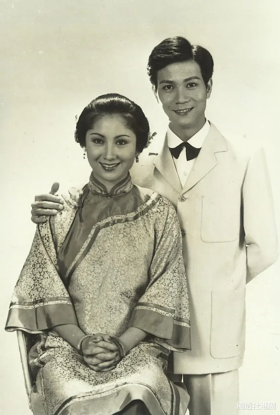 亚视“镇台之宝”永不言休,出身演艺世家,父亲是“扫地僧”