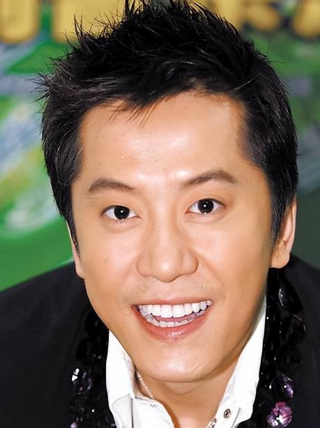 55岁毛宁近照曝光,脖子纹路深,老人相凸显,网友:像个老嫂子