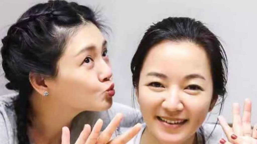 阿雅现身佛堂为大S祈福，手捧大S遗物表情严肃，为好姐妹诵念经文