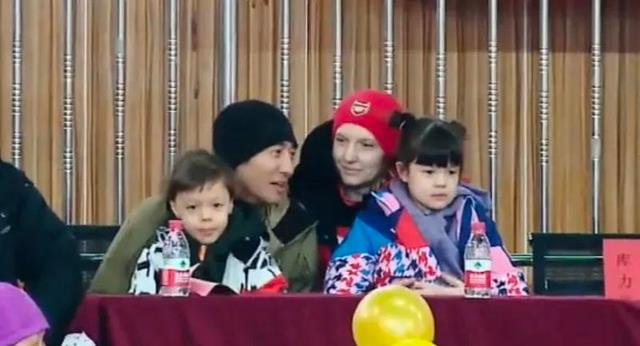 撒贝宁一家新疆看社火，混血龙凤胎正面曝光