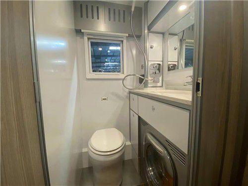 撒贝宁一家端午出游，开388万豪华房车引争议，网友质疑其收入