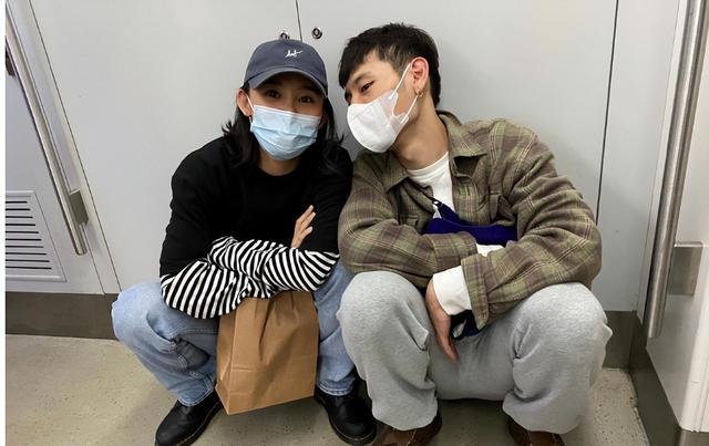 曾穷到卑微求职,如今作品三连爆,女友是超女,7年陪伴无怨言