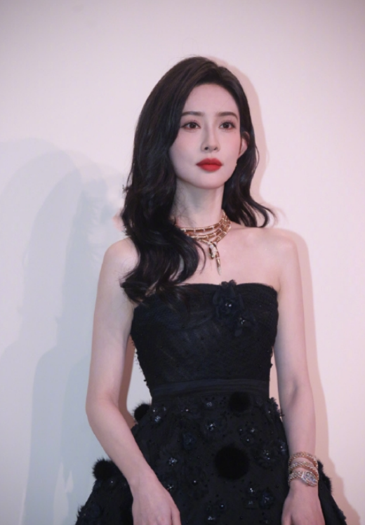 宝格丽这一晚,“膀大腰圆”的刘亦菲,给内娱审美上了生动的一课