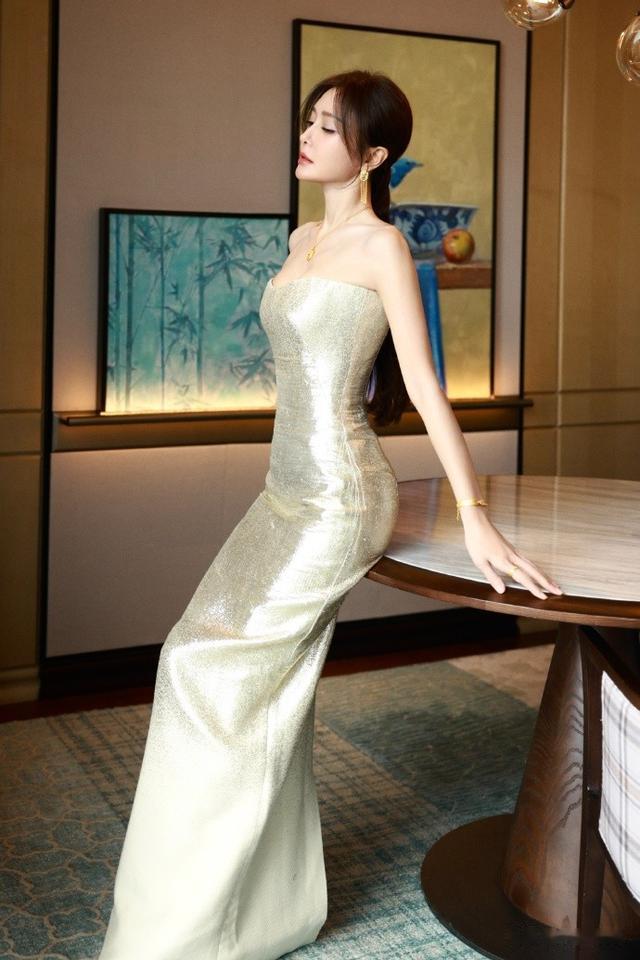 秦岚鎏金渐变裙，极致腰身比，成熟又撩人！