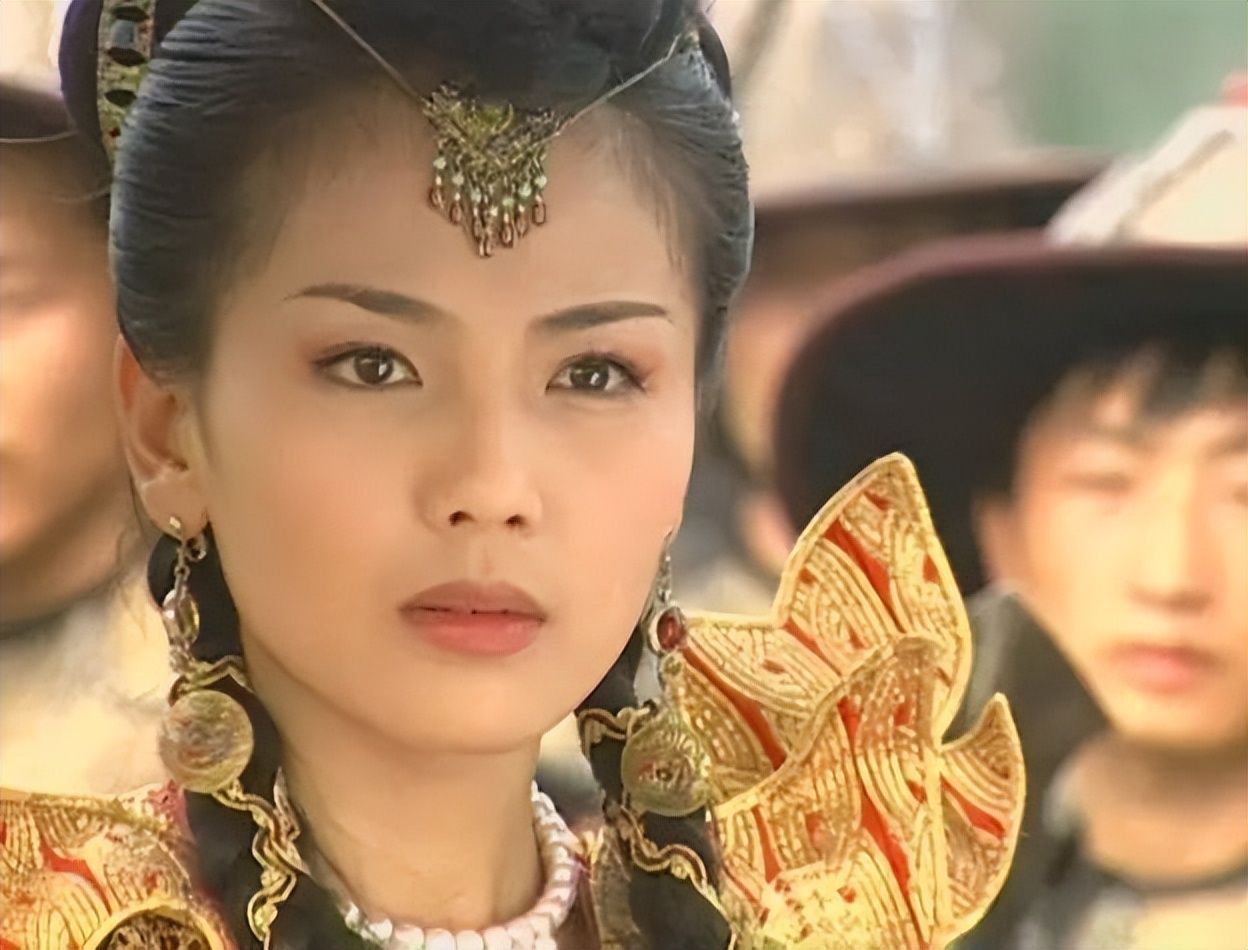 一身赘肉，满脸褶子，却要演双马尾的少女，网友：真不害臊吗？