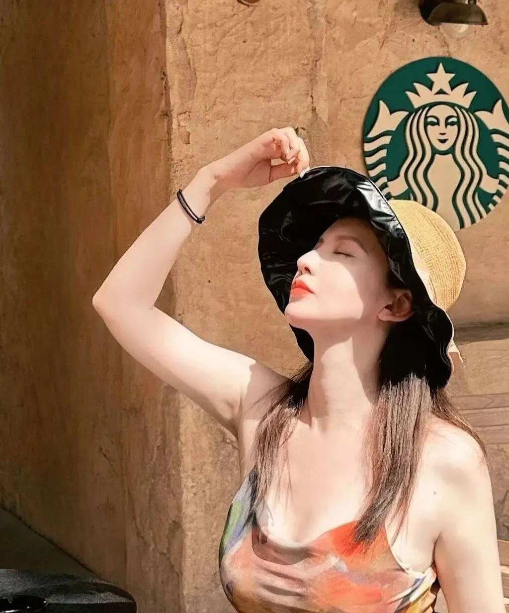 43岁张萌现状:穿晚礼服身材太“火辣”,我感慨资本果然会选女人