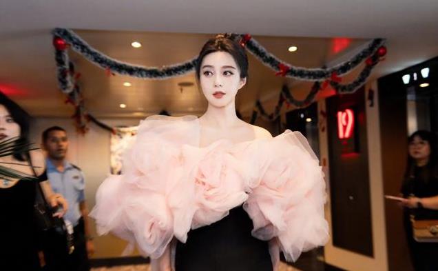 范冰冰和富商跳舞，邮轮扭腰凹造型，游走大佬间，卖力求工作机会