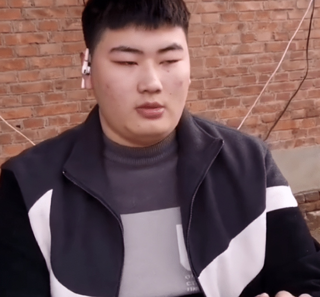 离婚一年多,24岁陈亚男和22岁朱小伟,早已过上截然相反的生活