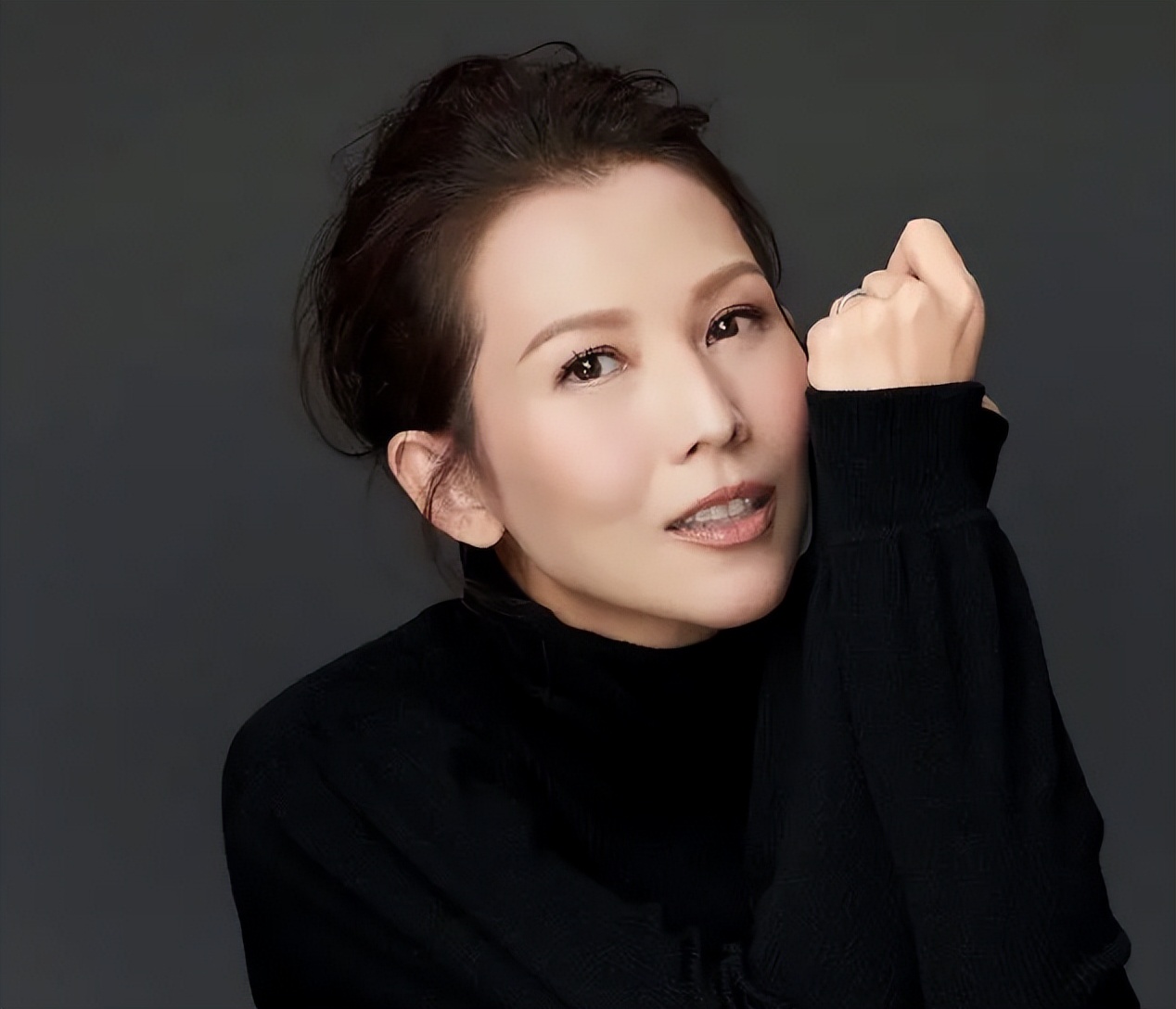 蔡少芬悉尼被偶遇,全家穿廉价衬衣略显掉价,儿女五官如爸饼印