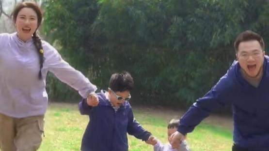 宋丹丹一家五口露营，大声喊儿孙吃饭，小孙子露正脸太像爷爷英达！