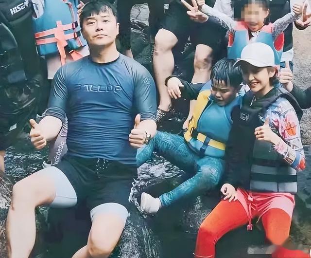 41岁佟丽娅宣传新电影，气色红润，大长腿！回眸那一刻秒变18岁