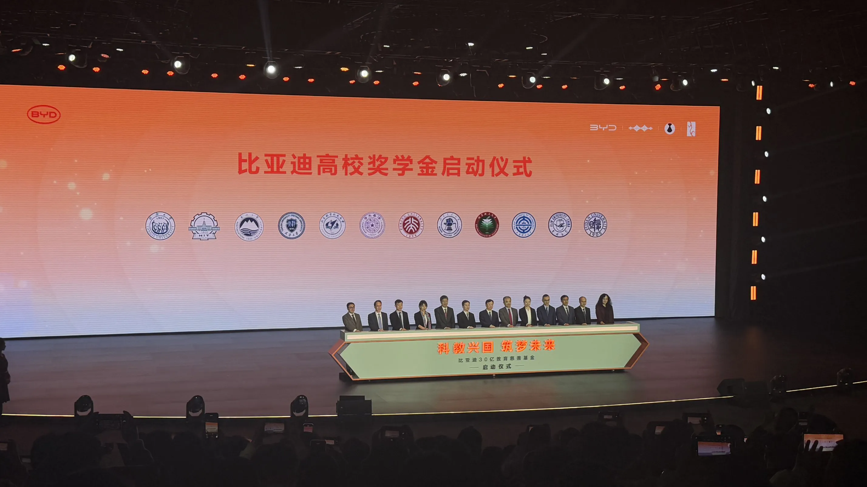 今晚车企友商又要彻夜难眠了 没办法木已成舟