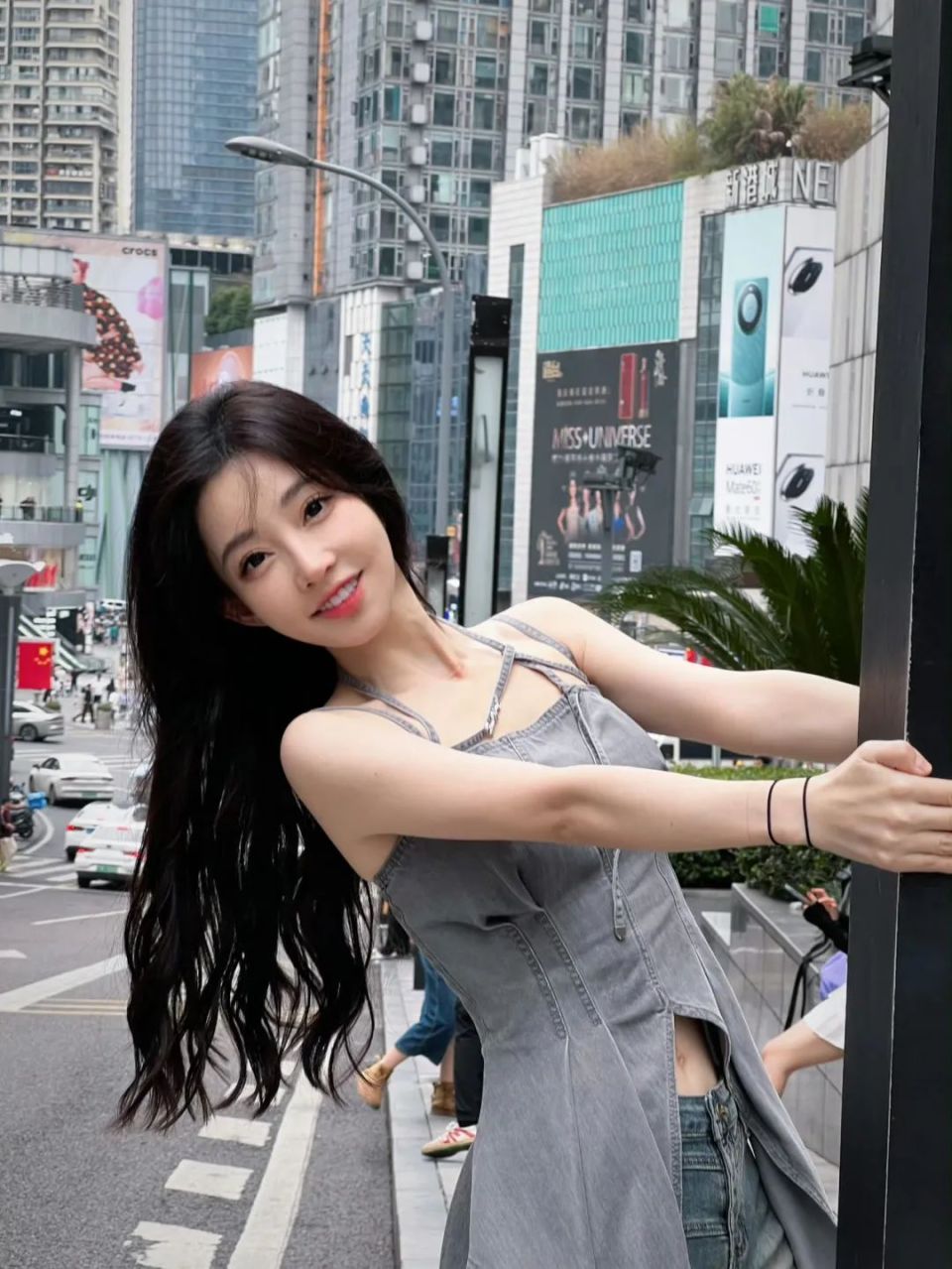 笑死了，冯提莫展示魔鬼身材，网友：那个碗有链接吗？