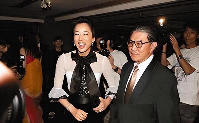 记者问霍启刚:你太太漂亮,还是妈妈漂亮?他的回答,堪称完美!