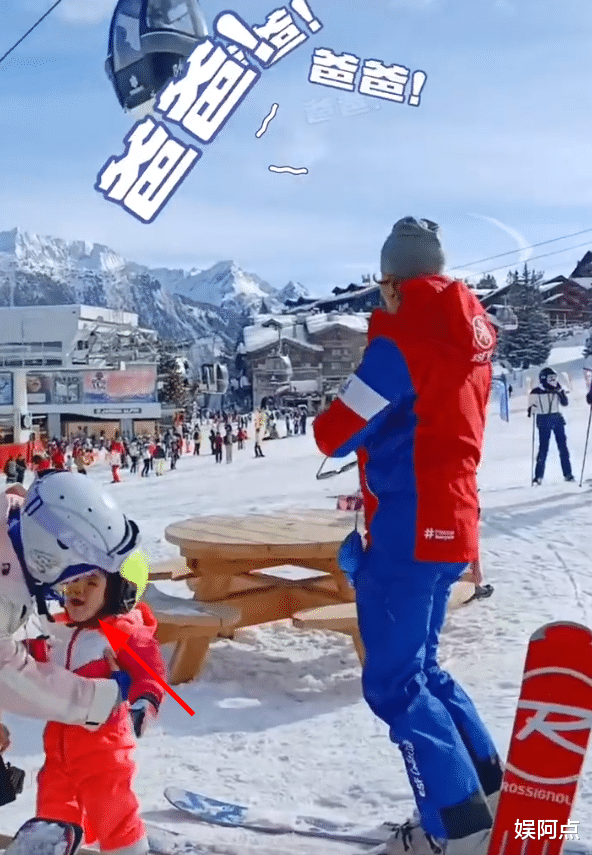 郭碧婷一对儿女正脸照曝光,女儿像向佐,儿子虎头虎脑颜值随妈妈