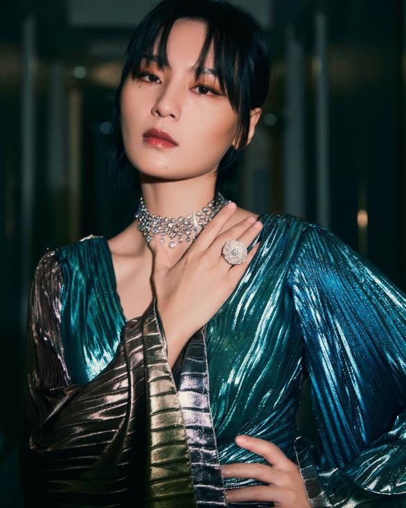 同样是超女出道，把周笔畅和李宇春放在一起对比，差距就出来了！