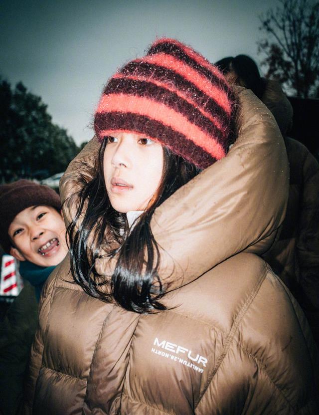 梅婷新年晒儿女近照，快快穿妈妈衣服好漂亮，阳阳像爸爸超帅气
