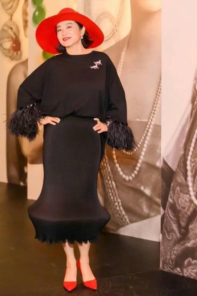 69岁自然老去的林青霞，穿着端庄得体又显贵，到老都没有大妈感