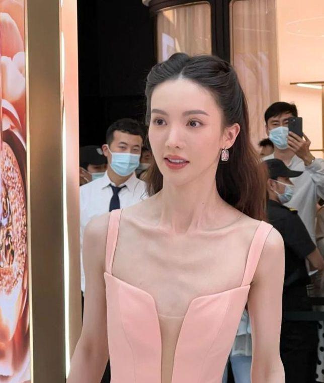 为变瘦不敢吃饭，头发稀疏到渗人，娱乐圈的“畸形审美”真不高级
