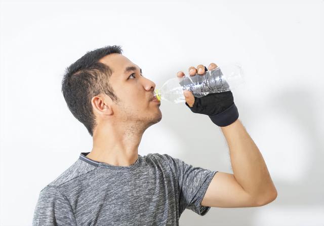 65岁老汉半夜心梗离世，医生提醒：夜间再口渴，也不要喝这3种水