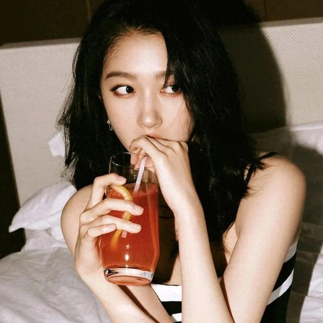 关晓彤,不刻意露大长腿,反而更美,更有女人味,性感勾魂的很!