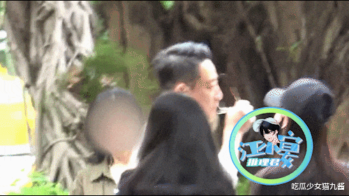 好心酸！汪小菲携新女友堵校门求见孩子，目送儿女眼泛泪光